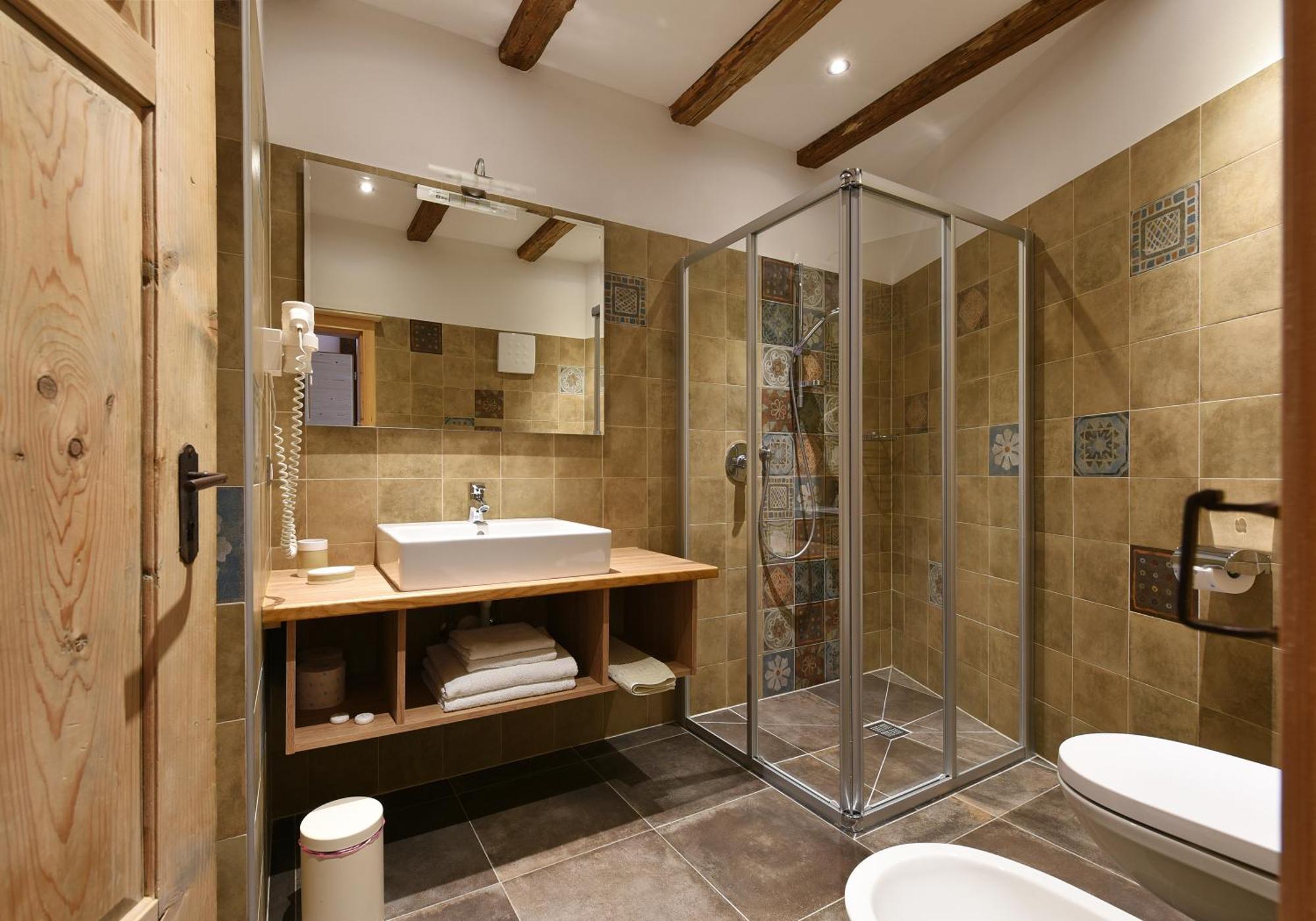 Deluxe Double Room with Balcony,1619182933:JPEG
